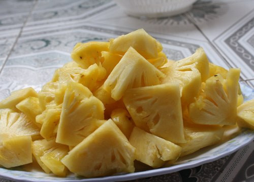 Trên thực tế, đã có không ít người bị ngộ độc, thậm chí tử vong vì ngộ độc dứa. Các triệu chứng ngộ độc thường thấy là mệt mỏi, khó chịu, ngứa ngáy, nổi mề đay… Để đề phòng tai biến, nên ăn dứa tươi, còn nguyên, không dập nát. Ảnh: vnecdn