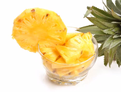 Khi bị bệnh chảy máu. Theo các nhà nghiên cứu, dứa có tác dụng phân hủy fibrin chống tụ huyết. Thế nên người có bệnh chảy máu hoặc có nguy cơ chảy máu như chảy máu cam, sốt xuất huyết, vết thương lớn, phụ nữ băng huyết... không nên ăn dứa. Ảnh: phunukieuviet