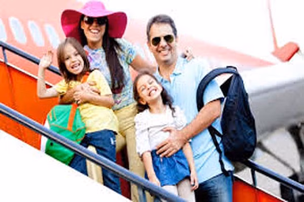 Đội mũ. Ngay cả khi trời không nắng gắt, bạn vẫn nên trang bị một chiếc mũ khi đi du lịch. Mũ với lớp vành rộng góp phần ngăn chặn sự tiếp xúc với ánh mặt trời ở vùng mặt, cổ và tai, những vùng ít được bảo vệ.