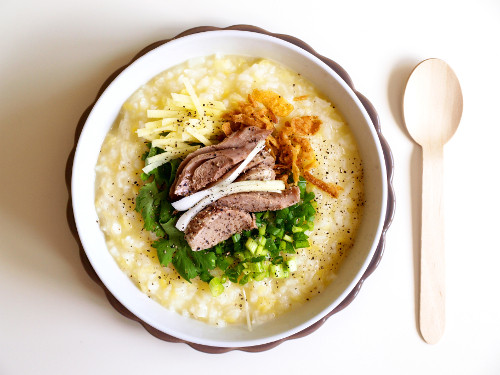 Cho gạo vào nấu khoảng 30 phút. Tiếp theo cho đậu xanh vào nấu khoảng 60 phút. Cháo chín nhừ, nêm muối, mắm, hạt nêm… vừa ăn. Pha nước mắm với chanh, tỏi, ớt, gừng băm… Ảnh: wordpress