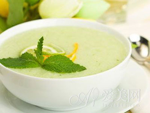  Cháo bạc hà rất thích hợp dùng để giải cảm vào mùa hè. Gạo cho vào nồi nấu cho tới khi nhừ hạt. Tiếp đó lá bạc hà lọc lấy nước. Cho nước bạc hà và chút đường phèn vào cháo. Đun cháo sôi lại một lúc là được. Ảnh: vietnamese