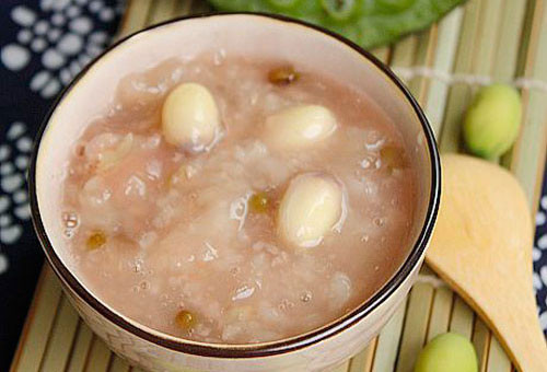 Cháo hạt sen: Món này không chỉ ngon mà còn giúp ngủ ngon, phục hồi sức khỏe. Gạo rửa sạch, để ráo nước. Hạt sen rửa sạch, để khô. Sau đó cho gạo vào nấu cùng với hạt sen. Ninh cháo nhỏ lửa khoảng 30 phút. Khi hạt sen bở tơi, có mùi thơm thì cho thêm gia vị vào cho vừa miệng và bắc ra. Ảnh: thatlanhat