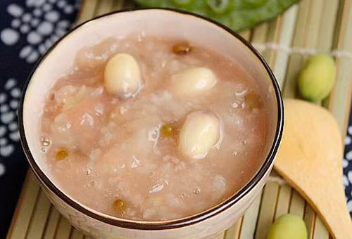 Cháo hạt sen: Món này không chỉ ngon mà còn giúp ngủ ngon, phục hồi sức khỏe. Gạo rửa sạch, để ráo nước. Hạt sen rửa sạch, để khô. Sau đó cho gạo vào nấu cùng với hạt sen. Ninh cháo nhỏ lửa khoảng 30 phút. Khi hạt sen bở tơi, có mùi thơm thì cho thêm gia vị vào cho vừa miệng và bắc ra. Ảnh: thatlanhat