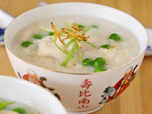 Cháo lươn khoai môn đậu xanh là món ăn ngon và lạ miệng, có tác dụng giải nhiệt, trị cảm tuyệt vời trong mùa hè. Lươn làm sạch, cắt khúc khoảng 10cm, cắt 2 bên sống lưng của lươn. Khoai môn cắt khối vuộng 1cm. Đậu xanh ngâm mềm, bỏ vỏ. Cho gạo và đậu xanh vào nấu cháo. Ảnh: blogspot