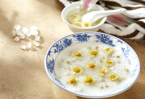 Cháo hoa cúc. Hoa cúc không chỉ dùng pha trà mà còn có thể sử dụng để nấu cháo rất ngon. Do có tính hàn nên hoa cúc có tác dụng giải nhiệt. Hoa cúc trắng, lá dâu, hạ cô thảo rửa sạch. Sau đó cho vào nấu với 1 lít nước trong khoảng 30 phút. Ảnh: bluestone