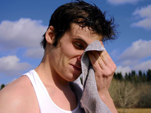 Mồ hôi. Dù rất ít người để ý nhưng chính mồ hôi là nguyên nhân gây ra mất ngủ. Sự oi nóng của mùa hè khiến cơ thể tiết ra nhiều mồ hôi. Chúng có thể làm ướt quần áo, gối, đệm gây ra sự khó chịu và dẫn đến khó ngủ. Cách tốt nhất là tắm trước khi ngủ để loại bỏ cảm giác ẩm ướt của mồ hôi.