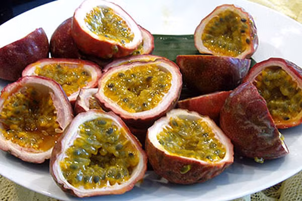 Chanh leo còn có công dụng tuyệt vời giúp cải thiện thị lực và chống nhiễm trùng. Nó hữu ích trong việc chữa thiếu máu, có lợi cho sức khỏe tim mạch, giúp thư giãn, cũng như giảm các triệu chứng mất ngủ,...