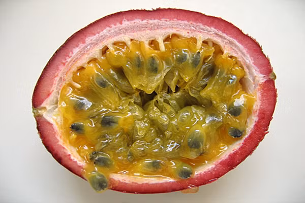 Hợp chất thực vật hoặc chất phytochemical (carotenoid và polyphenol) trong chanh leo là chất chống oxy hóa mạnh mẽ, có thể ức chế sự tăng trưởng của các tế bào ung thư.