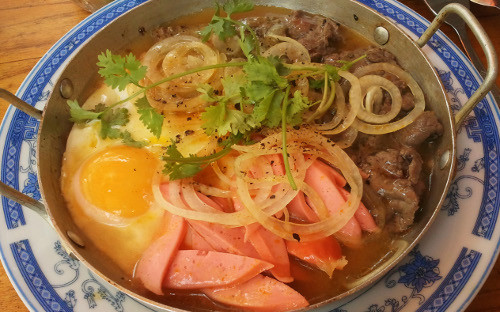 Bánh mì chảo, Vũ Huy Tấn, quận Bình Thạnh. Mặc dù là một quán nhỏ nhưng bánh mì ở đây có mùi vị và cái ngon riêng khiến ai ăn xong một lần cũng phải tấm tắc khen. Một phần ăn tại quán có giá khá bình dân, chỉ từ 18.0000 - 38.000đ với nhiều món lựa chọn. Ảnh: afamily