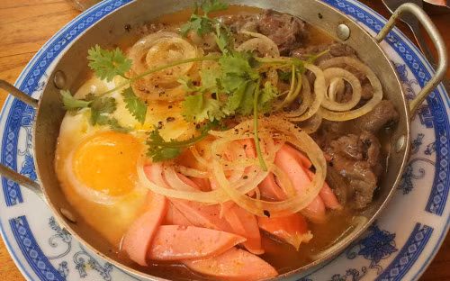 Bánh mì chảo, Vũ Huy Tấn, quận Bình Thạnh. Mặc dù là một quán nhỏ nhưng bánh mì ở đây có mùi vị và cái ngon riêng khiến ai ăn xong một lần cũng phải tấm tắc khen. Một phần ăn tại quán có giá khá bình dân, chỉ từ 18.0000 - 38.000đ với nhiều món lựa chọn. Ảnh: afamily