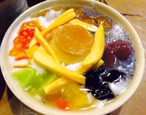 Tàu hũ Xe lam, 70 Phùng Văn Cung, phường 7, quận Phú Nhuận. Một tô tàu hũ thập cẩm mát lạnh là lựa chọn thích hợp trong cái nóng bức ở Sài Gòn. Tàu hũ Xe lam có chiếc xe trong quán, không gian hơi chật và đông khách. Tàu hũ ở đây vô cùng hấp dẫn, kết hợp đủ loại thạch trái cây, phô mai mà giá rất mềm chỉ từ 10.000 đến 23.000 đồng. Ảnh: lozi