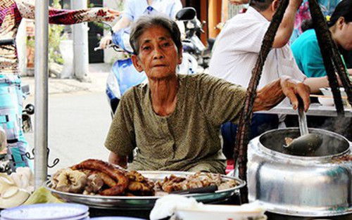 Cháo lòng Bà Út, 193 Cô Giang, cầu Ông Lãnh, Q.1. Đây là địa chỉ thân quen của các thực khách khu vực lân cận suốt gần 80 năm qua. Quán có số tuổi còn hơn cả số tuổi thật của chủ quán hiện nay. Bà Út kể, 60 năm trước bà tiếp quản gánh cháo lòng của mẹ và bán quanh khu vực đường Cô Giang. Ảnh: media