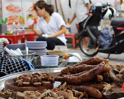 Cháo lòng ở đây khá đặc biệt từ màu sắc đến hương vị. Cháo có màu xỉn hơi ngả đen nhờ được nấu cùng huyết tươi. Gạo tẻ sau khi được rang vàng mới được nấu chín nhừ, sánh đặc. Để có được vị cháo thơm béo, cháo được nấu cùng xương ống, xương vai và nước luộc lòng. Mỗi tô cháo thập cẩm có giá 27.000 đồng. Ảnh: phunu