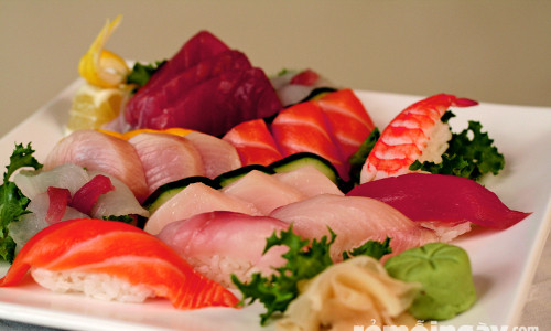 Nếu đi đông, bạn có thể chọn những phần ăn lớn cho tập thể như set sushi giá khoảng 100.000 - 200.000 đồng. Quán bán từ 5 giờ chiều cho đến tối. Đồ ăn ngon và giá cả phải chăng là ưu điểm giúp quán nhanh chóng được đông đảo thực khách yêu thích. Ảnh: remoingay