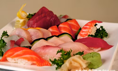 Nếu đi đông, bạn có thể chọn những phần ăn lớn cho tập thể như set sushi giá khoảng 100.000 - 200.000 đồng. Quán bán từ 5 giờ chiều cho đến tối. Đồ ăn ngon và giá cả phải chăng là ưu điểm giúp quán nhanh chóng được đông đảo thực khách yêu thích. Ảnh: remoingay