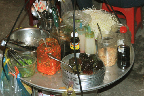 Súp cua tại đây ngon, ngọt, vị vừa ăn, và giá cả rất bình dân. Chén súp nhìn có vẻ khiêm tốn, đơn điệu nhưng khi múc lên mới thấy chất lượng. Ngoài trứng đánh, thịt gà, trứng cút còn có trứng bắc thảo, chả cua, thanh cua…..Tồn tại 20 năm ngay giữa trung tâm thành phố hiện đại, gánh súp đơn sơ này vẫn có sức hút riêng với đông đảo thực khách. Ảnh: tienphong