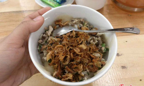 Chỉ cần đổ nước mắm ngập mặt bánh, thêm một chút sa tế và thưởng thức. Ngoài ra, quán còn có bánh bột lọc và các loại nước mát như mủ trôm, hạt é, sương sáo... Mỗi bát bánh đúc ở đây có giá từ 12.000 đồng đến 15.000 đồng. Ảnh: foody