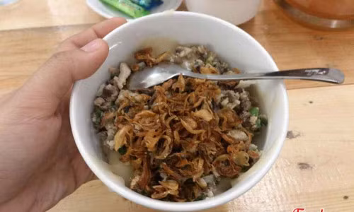 Chỉ cần đổ nước mắm ngập mặt bánh, thêm một chút sa tế và thưởng thức. Ngoài ra, quán còn có bánh bột lọc và các loại nước mát như mủ trôm, hạt é, sương sáo... Mỗi bát bánh đúc ở đây có giá từ 12.000 đồng đến 15.000 đồng. Ảnh: foody