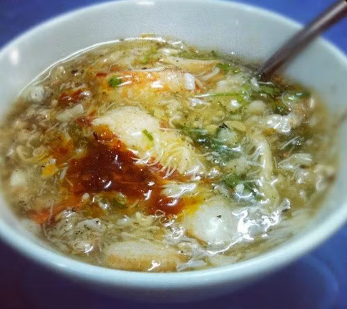 Súp cua nhà thờ. Nằm trên đường Nguyễn Du, quận 1, gần sát bên Nhà thờ Đức Bà nên gánh súp không tên này còn được khách đặt tên là “Súp cua nhà thờ”. Dù chỉ có một gánh hàng cùng vài chiếc ghế đẩu nhựa, nhưng độ nổi tiếng của nó thì lan ra khắp thành phố. Ảnh: beer