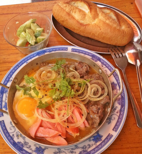 Thịt bò tại quán được ướp rất đậm đà, mềm, thơm ngon. Pate là do quán tự làm nên không mịn trơn mà còn nhai được cái lật sật của gan. Chính vì vậy mà món pate béo hơn hẳn, ăn không ngấy, và rất hợp với bánh mì giòn nóng. Quán phục vụ từ 7 giờ sáng đến 9 - 10 giờ tối. Ảnh: media