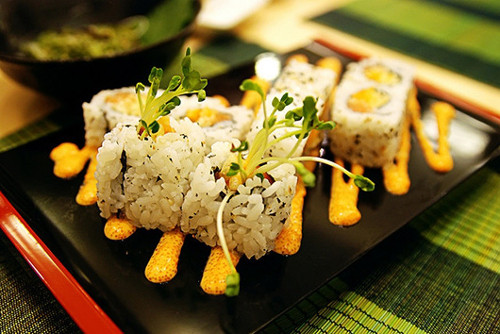 Sushi ba con sóc, 96 Lê Quang Định, P. 14, Quận Bình Thạnh. Đây là một trong những quán Nhật bình dân đầu tiên xuất hiện tại Sài Gòn. Giá ở đây khá mềm từ 10.000 đến 200.000 đồng. Các món ăn được đông người ưa thích và có giá mềm nhất ở đây là phần cơm nắm, Maki, khai vị có giá từ 10.000 - 80.000 đồng. Ảnh: media