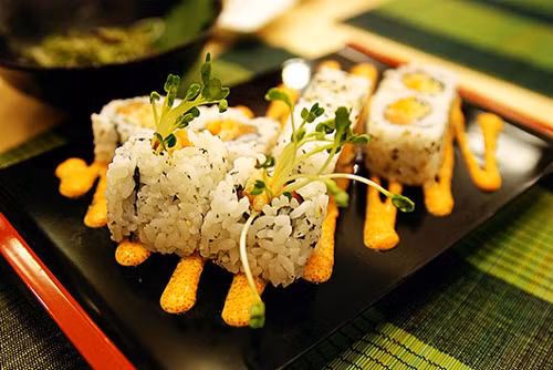 Sushi ba con sóc, 96 Lê Quang Định, P. 14, Quận Bình Thạnh. Đây là một trong những quán Nhật bình dân đầu tiên xuất hiện tại Sài Gòn. Giá ở đây khá mềm từ 10.000 đến 200.000 đồng. Các món ăn được đông người ưa thích và có giá mềm nhất ở đây là phần cơm nắm, Maki, khai vị có giá từ 10.000 - 80.000 đồng. Ảnh: media