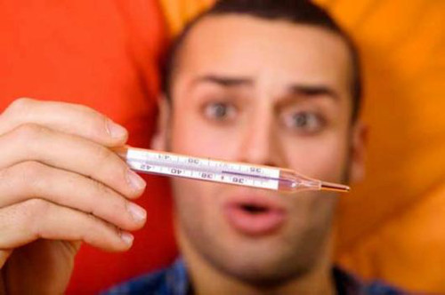 Thân nhiệt tăng cao. Người đi lại hay hoạt động ngoài trời nắng nếu bị đột quỵ, nhiệt độ cơ thể có thể lên tới 40 - 41oC hoặc cao hơn.