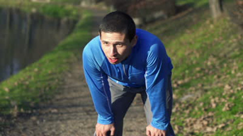 Thở dốc. Thân nhiệt tăng kèm theo biêu hiện thở dốc, hơi thở yếu là biểu hiện rõ nét của đột quỵ do nắng.