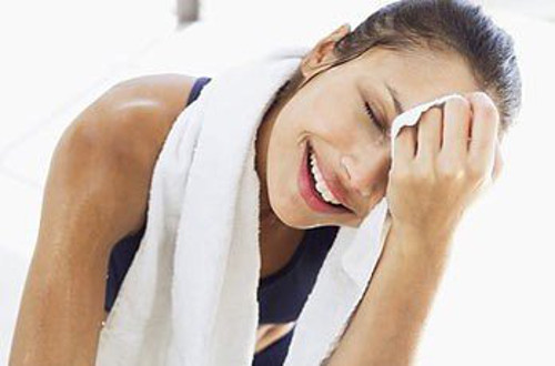 Vã mồ hôi. Da của người có xu hướng trở nên khô và nóng sau một thời gian đổ mồ hôi. Khi thời tiết quá nắng nóng, cơ thể người sẽ bị nóng và toát mồ hôi nhiều. Khi thấy cơ thể toát mồ hô nhiều, kèm theo mệt mỏi thì đó là biểu hiện của đột quỵ do nắng.