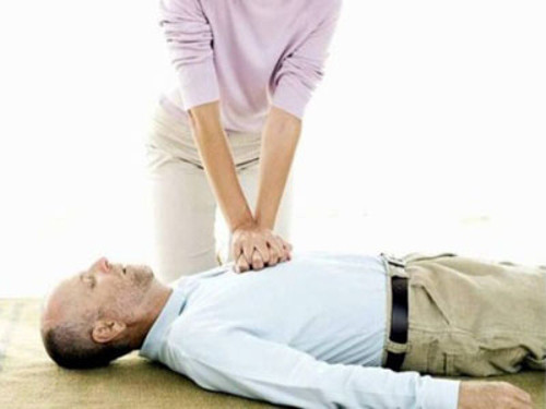 Bệnh nhân đột quỵ do nắng nóng cần được cấp cứu khẩn cấp. Nếu không được điều trị kịp thời, người bệnh nhanh chóng bị hôn mê chỉ trong vòng vài phút, thậm chí tử vong do thân nhiệt quá cao.