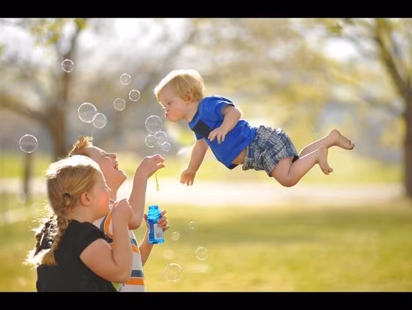 Bé yêu thổi bong bóng làm lay động trái tim cộng đồng mạng.