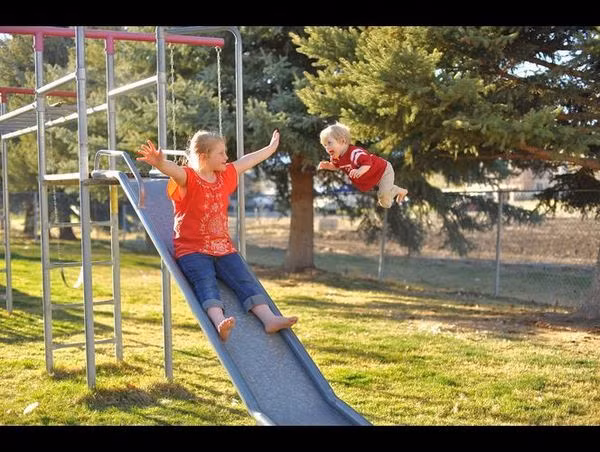 Hình ảnh ngộ nghĩnh của cậu bé đang vui đùa.