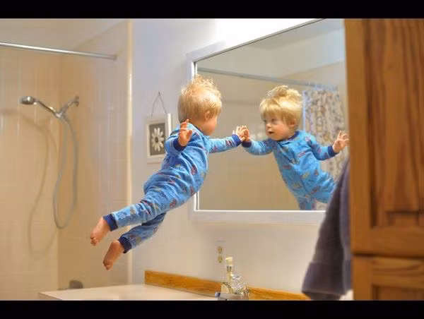 Cậu bé thông minh dưới góc nhìn trìu mến của người cha.