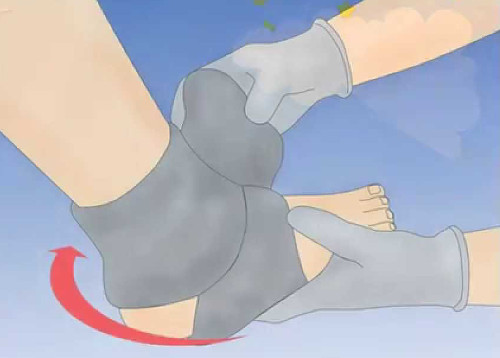 Dùng tất ướt. Dùng tất ướt quấn bàn chân bé nghe có vẻ cực kì lạ lùng nhưng lại rất công hiệu. Chọn 2 chiếc tất cotton mềm mại, nhúng vào nước lạnh rồi vắt sạch. Từ từ quấn tất quanh cổ và bàn chân bé và lặp lại mỗi khi tất hết lạnh. Ban đầu bé có thể cảm thấy khó chịu nhưng ngay sau đó, tất ướt có tác dụng giảm nhiệt, giúp bé nhanh chóng hạ sốt. Ảnh: youtube