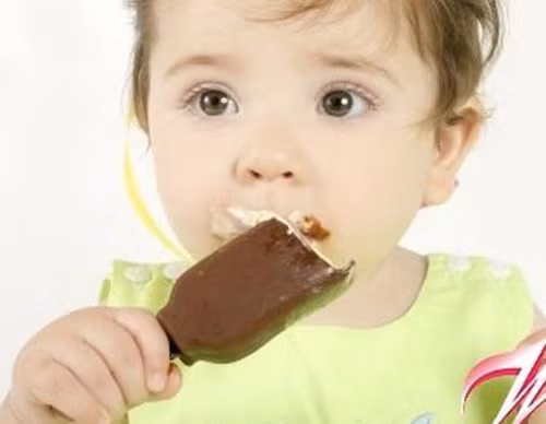 Ăn một que kem. Đây là cách hạ sốt hiệu quả của các bà mẹ Tây. Khi bị sốt, trẻ cảm thấy khó chịu trong người hay khô miệng và cần bồ sung thêm chất ngọt. Một que kem không chỉ giúp trẻ giải khát mà còn giảm nhiệt cho cơ thể trẻ. Tuy nhiên, cách hạ sốt này chỉ để tham khảo và áp dụng cho những trẻ trên 10 tuổi hoặc mới có dấu hiệu sốt nhẹ. Ảnh: kienthucgiadinh