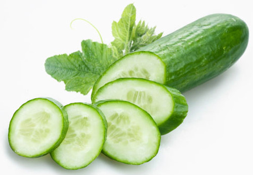 Ngậm dưa chuột. Ngoài tác dụng làm đẹp, dưa chuột còn có tác dụng làm dịu cơn sốt của bé. Chọn một quả dưa chuột non (có ít hạt), ngâm muối và rửa thật sạch. Dùng một con dao tỉa dưa chuột thành hình dạng một ngón tay dày. Nhỏ ở phần đầu và to dẫn về đuôi. Giữ phần chưa nạo vỏ của dưa chuột như là thân bình sữa, đầu kia nạo vỏ sạch sẽ rồi đưa em bé ngậm. Dưa chuột sẽ có tác dụng làm mát, giúp bé hạ sốt hiệu quả. Ảnh: shoptretho