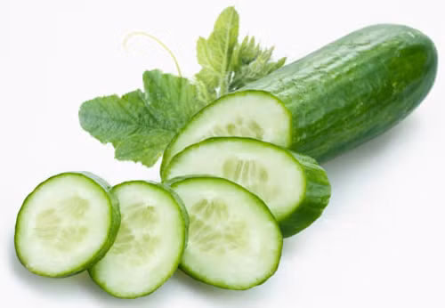 Ngậm dưa chuột. Ngoài tác dụng làm đẹp, dưa chuột còn có tác dụng làm dịu cơn sốt của bé. Chọn một quả dưa chuột non (có ít hạt), ngâm muối và rửa thật sạch. Dùng một con dao tỉa dưa chuột thành hình dạng một ngón tay dày. Nhỏ ở phần đầu và to dẫn về đuôi. Giữ phần chưa nạo vỏ của dưa chuột như là thân bình sữa, đầu kia nạo vỏ sạch sẽ rồi đưa em bé ngậm. Dưa chuột sẽ có tác dụng làm mát, giúp bé hạ sốt hiệu quả. Ảnh: shoptretho