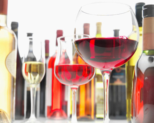 Rượu. Theo nghiên cứu, rượu vang đỏ có chứa tyramine, chất phytochemical. Chất này có thể làm gia tăng sự mất nước, gây ra đau đầu. Ngoài ra, rượu làm suy giảm nồng độ serotonin trong não (hormone hạnh phúc làm cơ thể thư giãn) cũng có thể gây ra chứng đau nửa đầu.