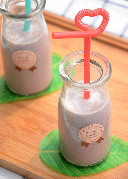 Sữa đậu đỏ mật ong. Từ phần đậu đỏ đã ninh chín mềm để trong tủ lạnh, có thể dễ dàng chế biến thành một ly sữa đậu đỏ mật ong. Cho đậu đỏ vào máy xay sinh tố. Thêm mật ong và sữa tươi vào rồi xay nhuyễn. Đổ hỗn hợp này ra ly để thưởng thức. Có thể thêm chút đá bào cho mát. Ảnh: trithucsong