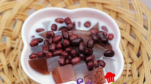 Bột rau câu tan hết, từ từ đổ đường cát trắng vào nồi, đun lửa nhỏ để đường tan. Rau câu và đường tan hoàn toàn thì đổ ra bát thủy tinh sạch. Hòa rau câu với nước dừa rồi để cho rau câu từ từ đông lại. Tiếp theo cắt thạch đen thành từng miếng nhỏ vuông vừa ăn. Khi ăn, múc ít đậu đỏ vào ly, thêm rau câu thái sợi, thêm thạch đen, chan nước cốt dừa, đá bào trộn đều. Ảnh: sotaynauan