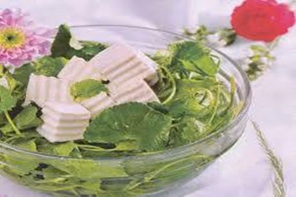 Canh rau má đậu phụ. Nếu bạn ăn chay thì có thể chế biến món canh rau má và đậu phụ, cũng rất ngon miệng. Bạn có thể giã nhỏ đậu hoặc xắt miếng vuông đẹp mắt, thả vào nước dùng nấu sôi rồi cho rau má vào là đã được một nồi canh ngọt mát. Rau má có tính hàn, đậu phụ lại ngọt mát, dù trời có nắng bao nhiêu thì món canh này cũng sẽ rất đưa cơm. (Ảnh: Tlnet).