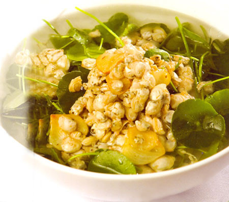 Canh rau má nấu hến. Hến mua về làm sạch rồi luộc lấy ruột. Xào qua ruột hến với hành tiêu thơm, nêm gia vị vừa miệng thì đổ nước hến vào. Đun sôi nước hến rồi thả rau má vào nấu chín. Món ăn này được rất thích hợp mùa hè nóng bức. (Ảnh: Xink).