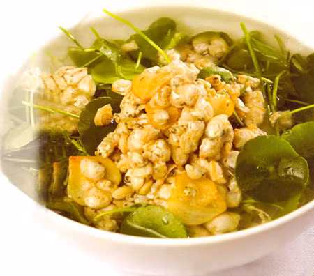 Canh rau má nấu hến. Hến mua về làm sạch rồi luộc lấy ruột. Xào qua ruột hến với hành tiêu thơm, nêm gia vị vừa miệng thì đổ nước hến vào. Đun sôi nước hến rồi thả rau má vào nấu chín. Món ăn này được rất thích hợp mùa hè nóng bức. (Ảnh: Xink).