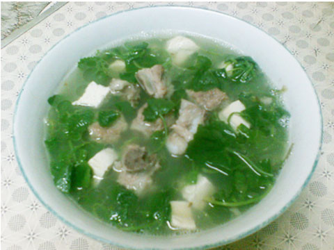 Hầm sườn cho nhừ và ra nước xương ngọt rồi sau đó bỏ rau má vào. Thế là bạn đã có một bát canh rau má béo ngậy. (Ảnh: Baodatviet).