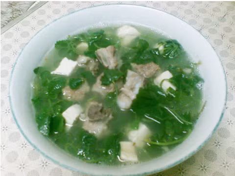 Hầm sườn cho nhừ và ra nước xương ngọt rồi sau đó bỏ rau má vào. Thế là bạn đã có một bát canh rau má béo ngậy. (Ảnh: Baodatviet).