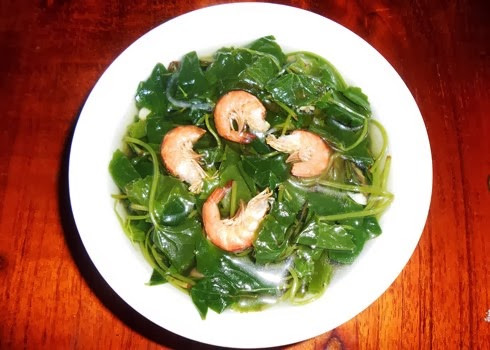 Canh rau má nấu tôm. Rửa sạch tôm tươi, rút chỉ đen và đảo qua tôm với hành tiêu. Khi tôm đã ngấm vị, bạn đổ nước vào. Đợi cho nước sôi thì thả rau má vào nồi. Tùy người thích ăn rau má nhừ hay vừa chín để canh thời gian đun. (Ảnh: 2day).