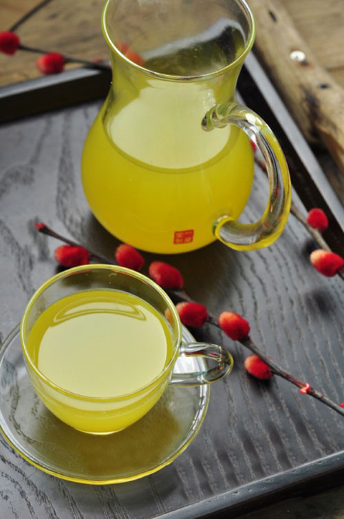 Tiếp tục xay kĩ phần bã dứa lần nữa với 200ml nước. Cách này giúp cho dứa được xay mịn hơn. Sau đó đổ chung sinh tố dứa vào 1 bình. Cho muối và mật ong vào khuấy đều. Có thể cho mật ong và muối vào sau khi chắt nước nước dứa riêng, không dùng phần bã dứa. Ảnh: amthuc365