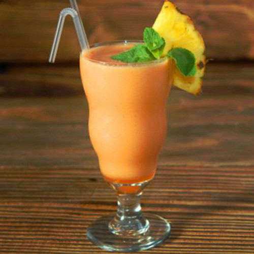 Dứa gọt vỏ, bỏ mắt, rửa sạch, cắt thành từng miếng vừa. Cà rốt nạo vỏ, cắt miếng nhỏ. Cho dứa, cà rốt cùng sữa đặc, đường kính và đá bào vào máy xay sinh tố xay cho thật nhuyễn mịn để tránh lợn cợn khi uống, rót ra cốc thưởng thức. Ảnh: khampha