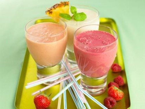 Dứa gọt vỏ, bỏ mắt, cắt nhỏ. Lê gọt vỏ, bỏ lõi, cắt miếng vuông. Cho các nguyên liệu trên vào máy xay, xay nhuyễn. Có thể múc một thìa kem vani thả lên trên để ly sinh tố ngon hơn. Ảnh: healthplus