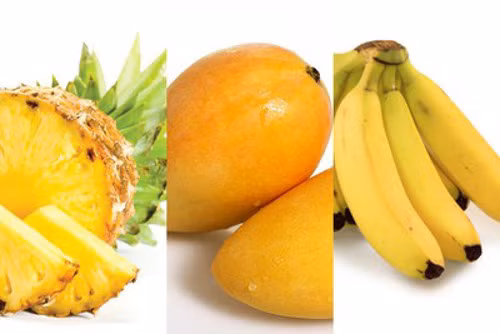 Sinh tố dứa - xoài - chuối. Món sinh tố giàu dưỡng chất này có thể dùng trong bữa sáng sau khi ăn trứng ốp hoặc bánh mỳ. Cần chuẩn chuẩn bị 1 quả dứa, 1/4 quả xoài chín, nửa quả chuối chín, một ít đá bào. Ảnh: douongonline